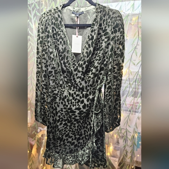 Ladies Wrap Dress - Picture 3 of 7